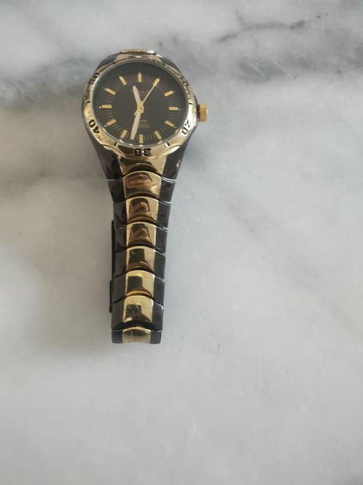 Zegarek analogowy czarno złoty.