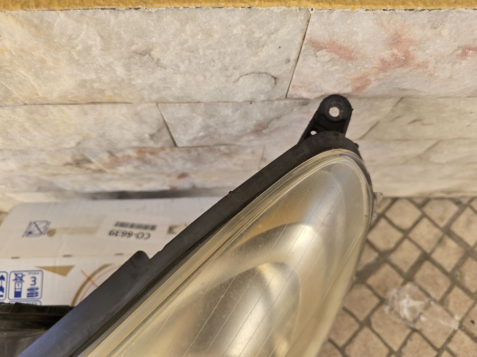 Farol esquerdo / Opel Corsa D