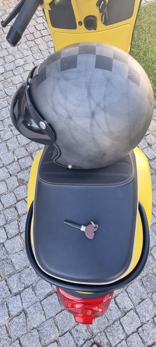 Vespa YELLOW & BLACK negociável