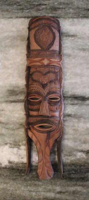 Máscara Tiki, esculpida artesanalmente em madeira, anos 70.