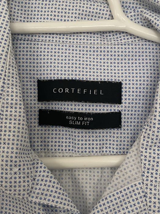 Camisa branca com padrão da Cortefiel
