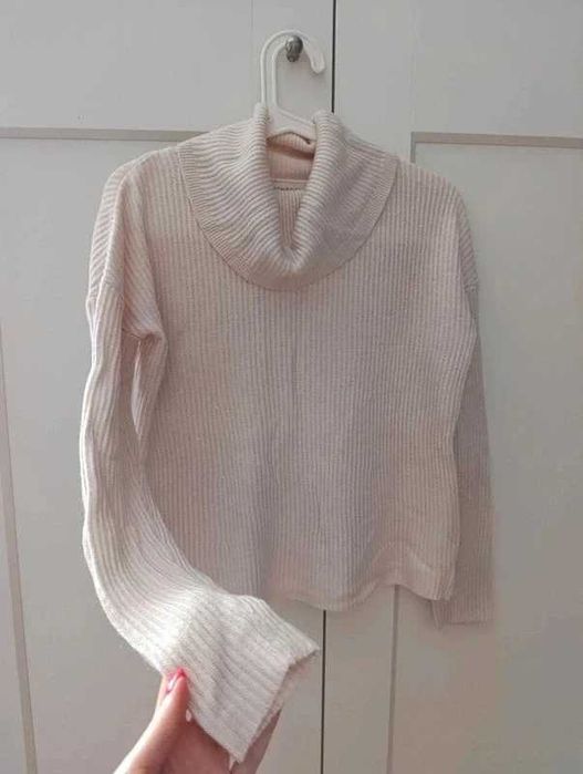 Cienki beżowy sweterek z wykładanym golfem classic s