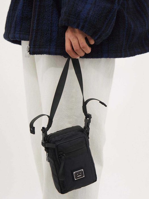 Сумка Acne Studios Arvel Face-patch ripstop cross-body bag