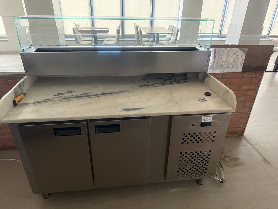 Mesa de pizzaria com frio