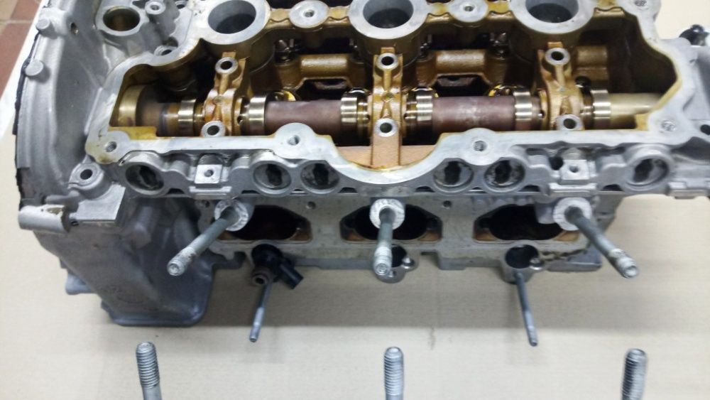 Головка крышка Audi Q7 Q5 A8 A7 A6 A5 A4 Touareg 06E103066M 06E103065L