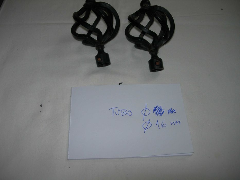 Ponteiras de varões de cortinados. 2 € cada.