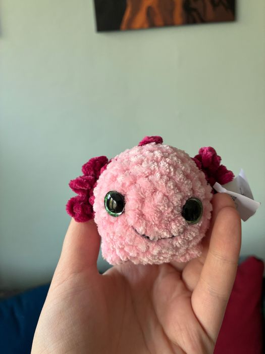 Mały pluszowy aksolotl na szydełku - różowy
