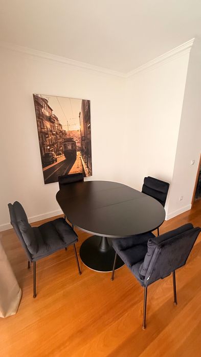 Mesa de jantar ajustavel para 6 pessoas + 4 cadeiras