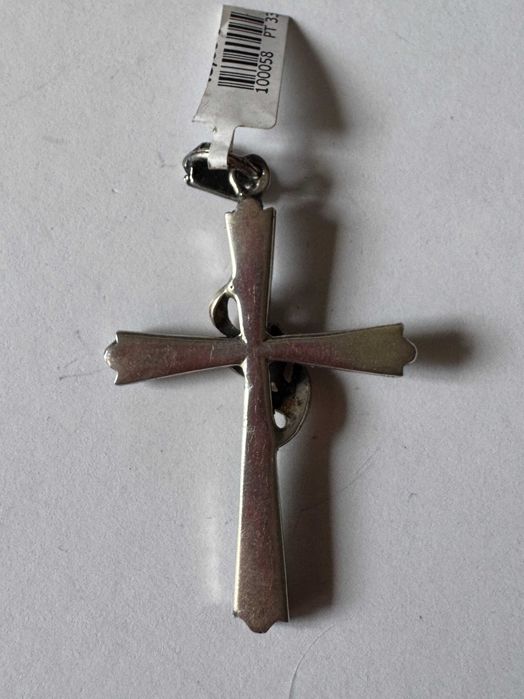 Elegante pendente em forma de cruz de estilo clássico