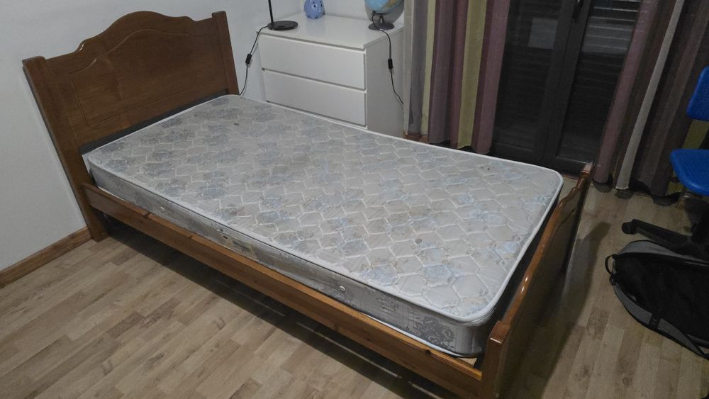 Cama de solteiro em pinho