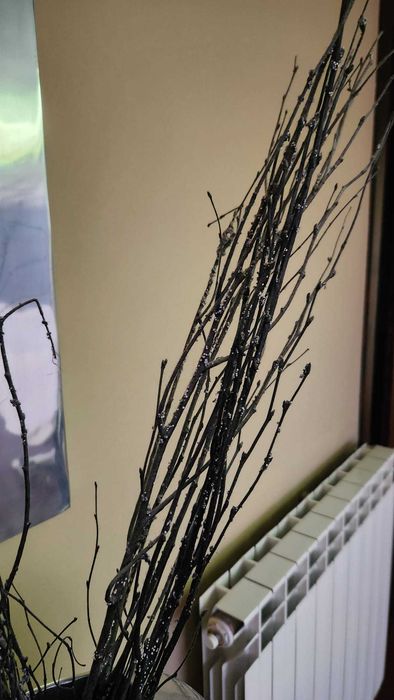 Jarra decorativa em estanho com ramos secos pretos