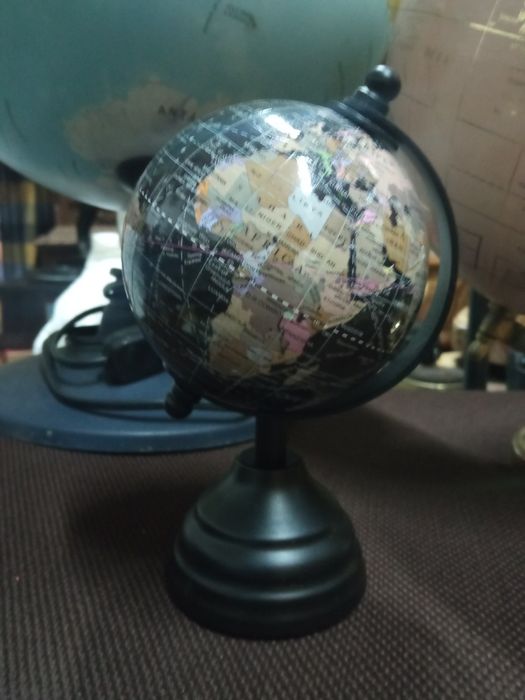 Três globos terrestres ,um pequeno,um médio em metal e um grande cande