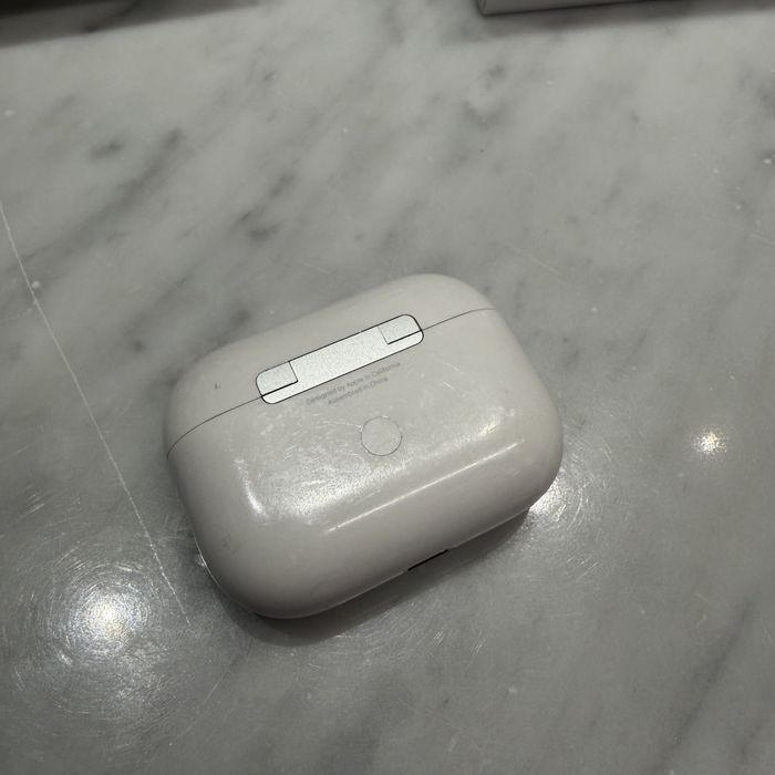 Оригінальні Apple AirPods Pro 2-го покоління в робочому стані.