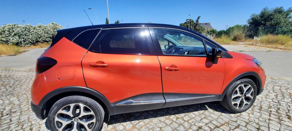 Vendo Renault Captur 0.9 TCe Exclusive a gasolina de 2019, num estado irrepreensível e com apenas 80000km reais.
