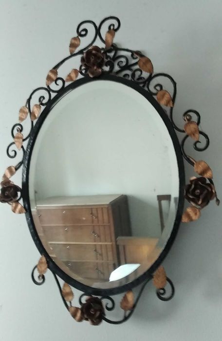 Mesa branca Varias peças em ferro fundido: mesa em meia lua, espelho