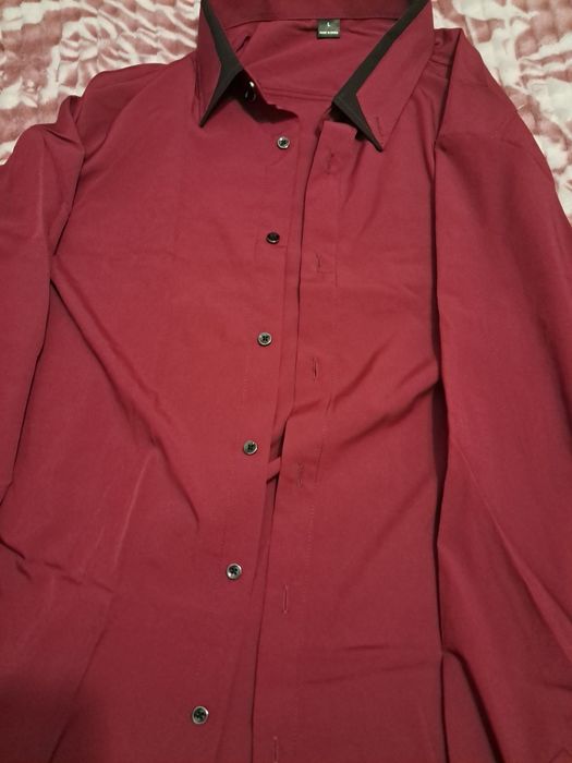 Camisa cor bordo para um destaque perfeito