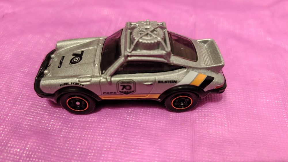 машинка Matchbox 1985 Porsche 911 Rally из специальной серии 70th Anniversary (выпуск 2023 года, номер 80/100, масштаб 1:64)