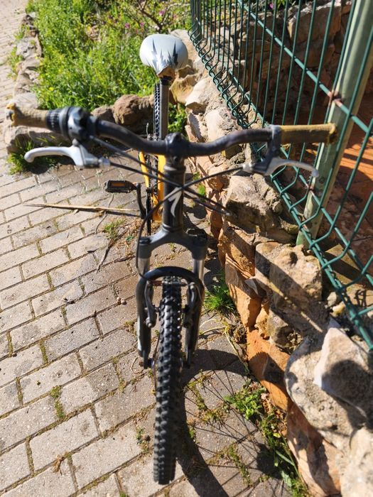 Bicicleta Specialized Roda 20, inclui capacete