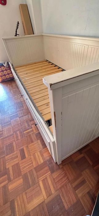 Cama Divã HEMNES da IKEA em branco.