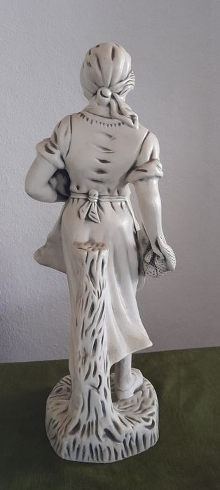 Large Female Statue425520923359334405