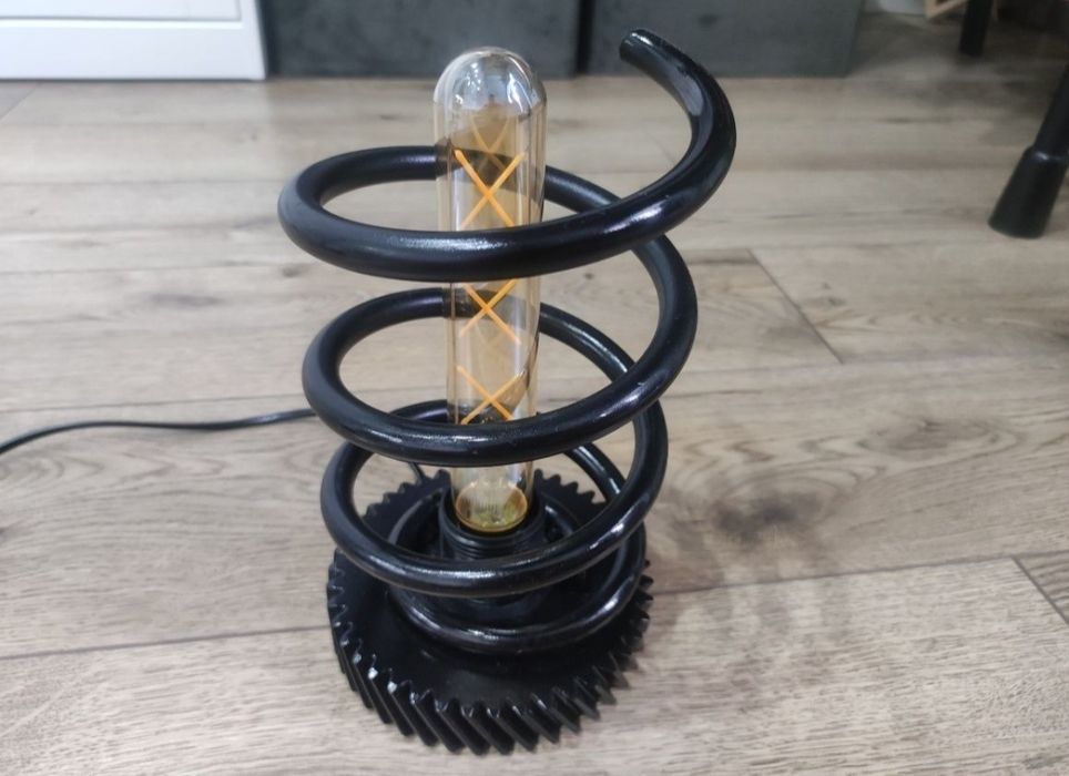 Lampka sprężyna z części samochodowych. Nowoczesny design! Loft