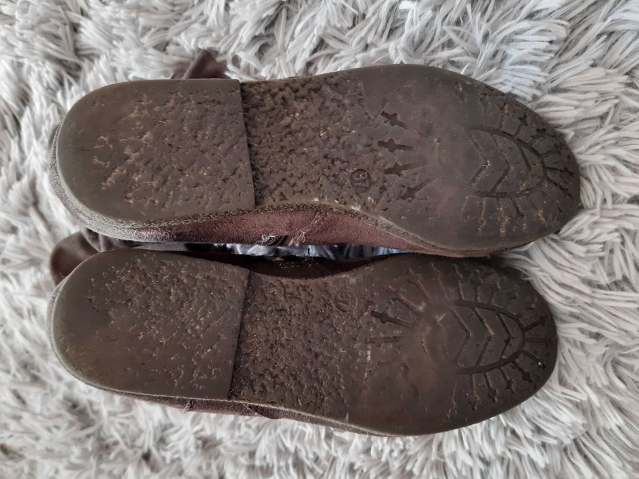 Płaskie, szare, zamszowe kozaki Graceland