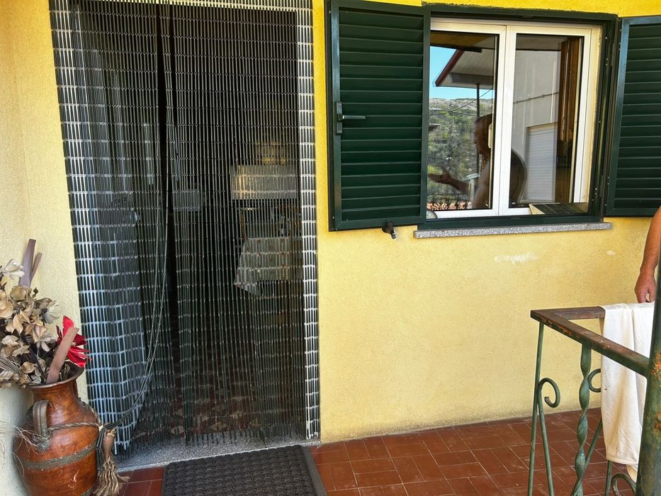 Moradia T2 mobilada com quintal e garagem