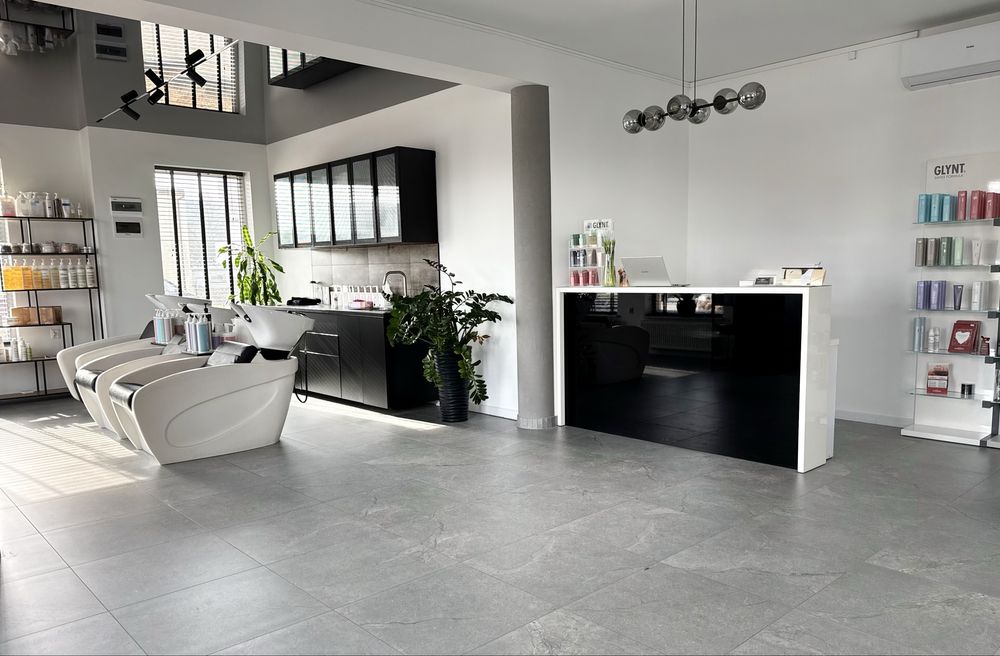 Stanowisko fryzjerskie do wynajęcia – wysoki standard, współpraca B2B