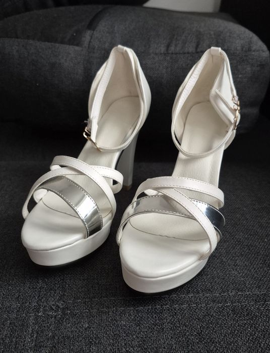 Buty na obcasie białe