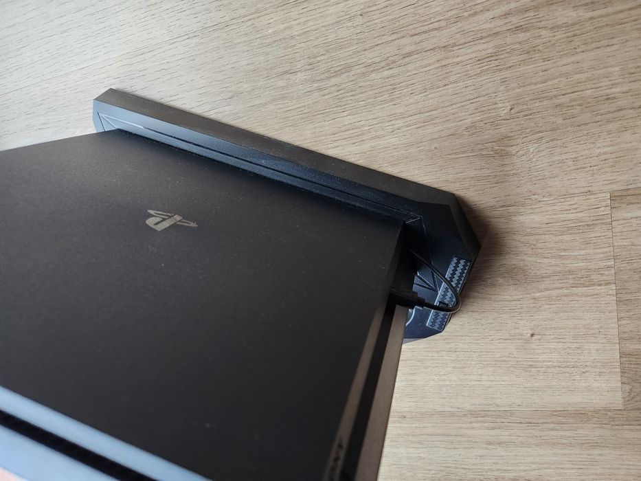 PS4 1B + Stand + 2 Controllers64551693833218122