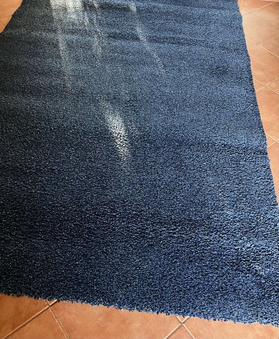 Tapete grande em lã azul escuro