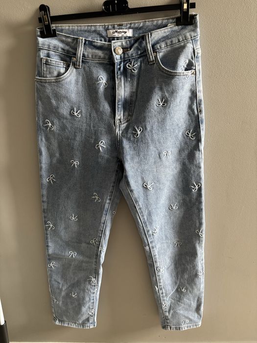 Jeansy mom fit.
