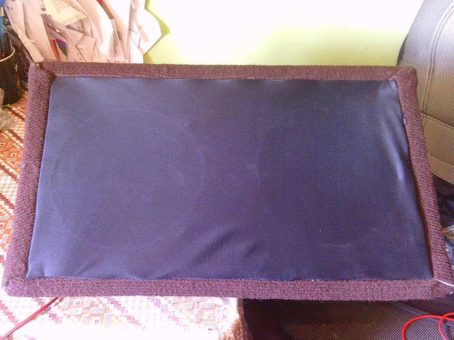 Samochodowy subwoofer, 2 głośniki basowe o średnicy około 18 cm, rezystancja 4 ohm