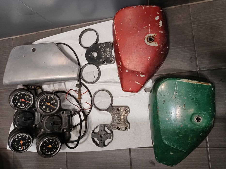 MZ Etz 250 251 licznik obrotomierz półka pokrywa akumulatora zapłon