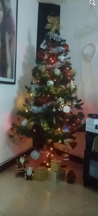 Vendo árvore de Natal com 1,80m , com incluído as bolas e outros enfeites  , só as fitas e as luzes não incluídas