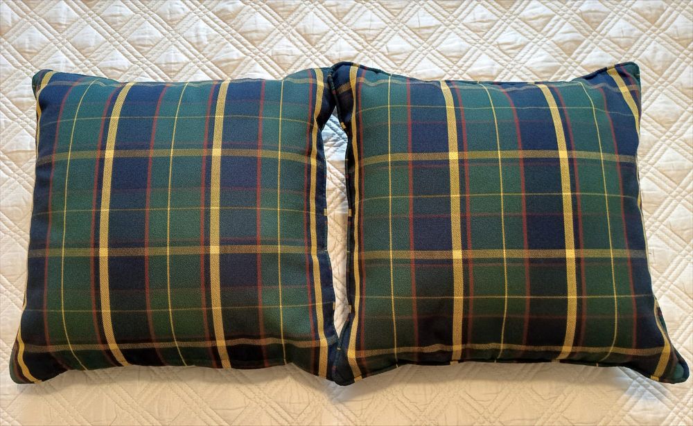 Conjunto de Almofadas Decorativas (2 Quadradas + 1 Cilíndrica/Rolo) – Padrão Escocês