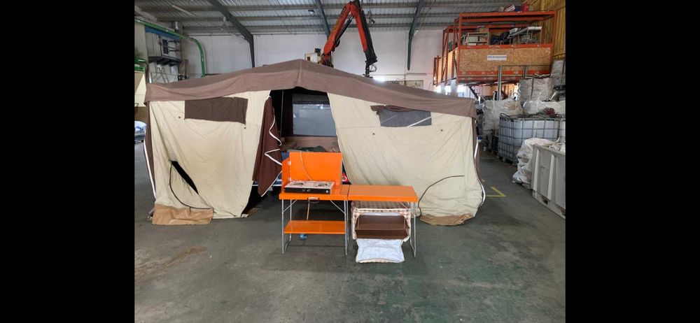 Auto tenda em bom estado geral, esta equipada, praticamente nova..