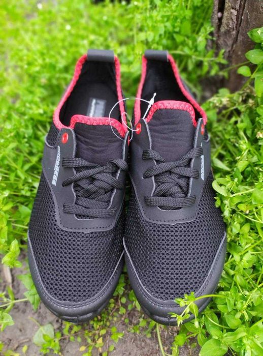 Кросівки з червоною смужкою, чоловіче взуття