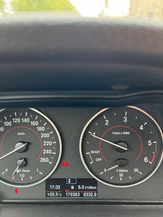 BMW 116 coupé com teto de abrir.