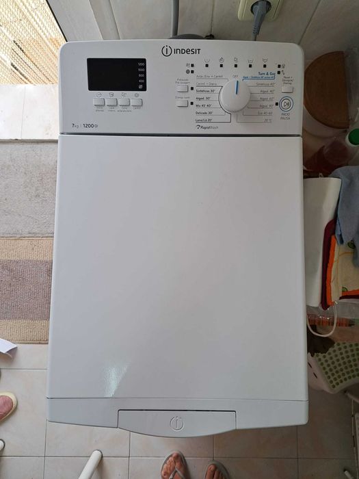 Máquina de lavar roupa com abertura em cima