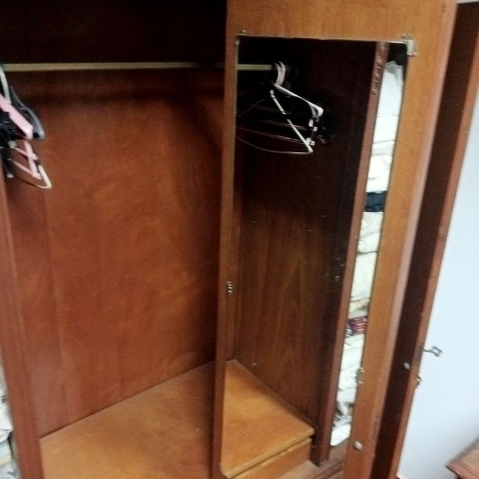 Guarda fatos em madeira