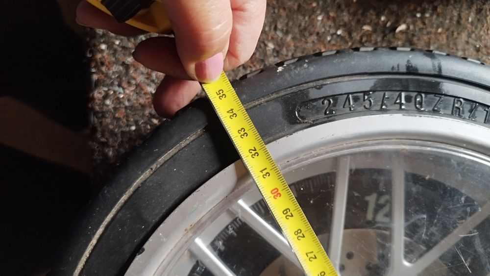 Zegar ścienny w kształcie opony.