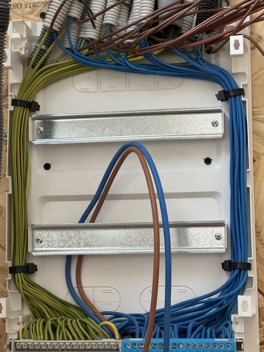 Eletricista/Soldador disponível aos fins de semana