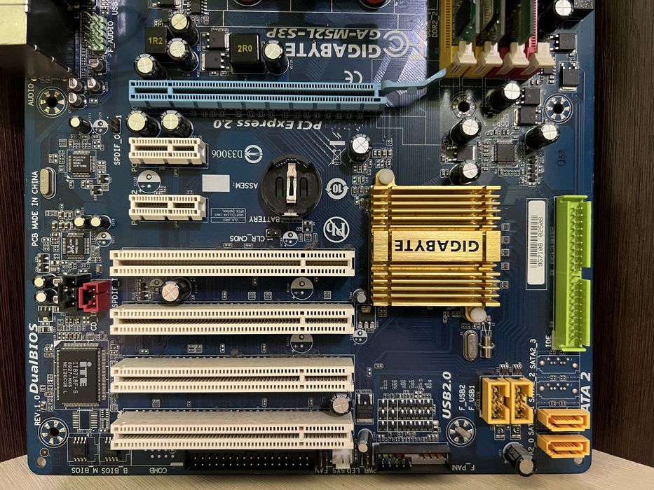 Материньська плата Gigabyte GA-M52L-S3P
