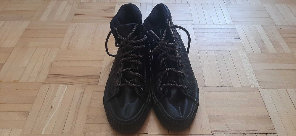 Buty sznurowane.