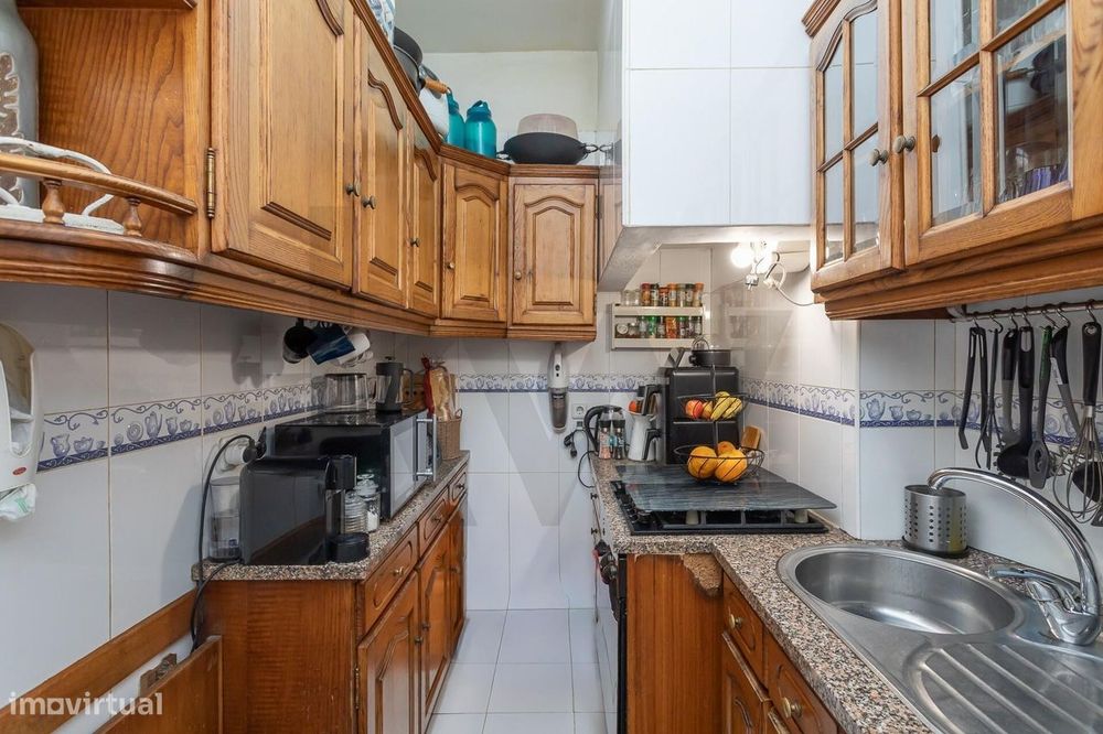 Vende-se T3 na Calçada de Santana com vista Rio Tejo e cidade Lisboa