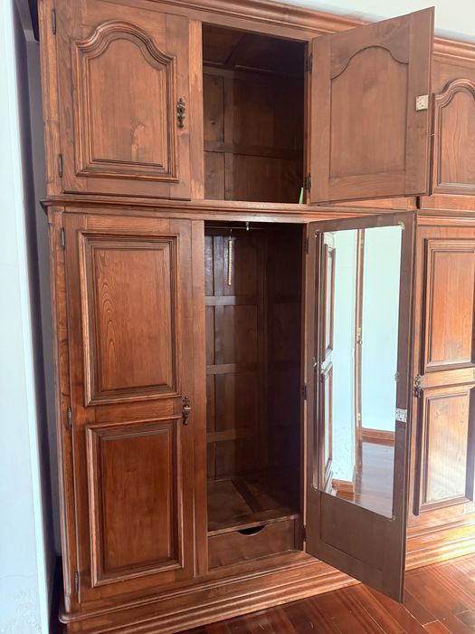 Mobilia de quarto em madeira de castanho