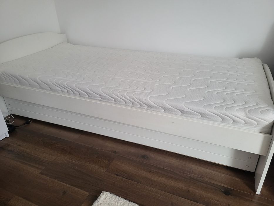 Łóżko z materacem