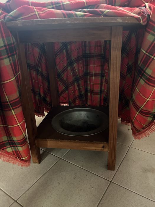 Sofa cama, mesa com braseiro, mesa apoio e duas cadeiras