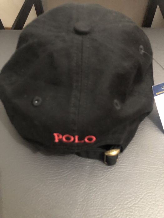 Bone preto com simbolo vermelho